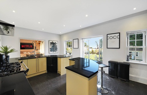 Redbridge Villa | 8BR Premium Mansion+ Event Hall & Cinema+Game Room