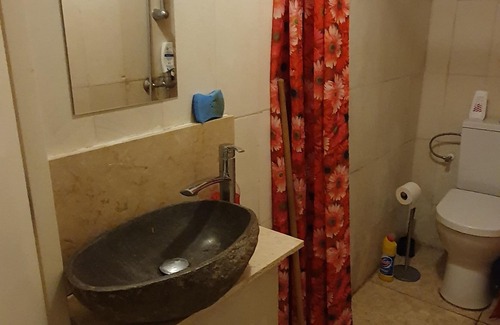 Duivendrecht Apartment | 8m2 studio can be for 4 with 2 extra floor matrasses near metro + night bus stop