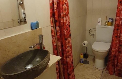 Duivendrecht Apartment | 8m2 studio can be for 4 with 2 extra floor matrasses near metro + night bus stop