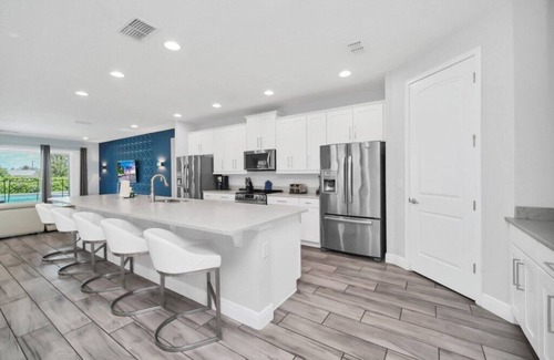 Bay Lake Villa | 9 Bed/9Bath/LARGE POOL AND HOT TUB/only 10 mins Disney/Stylish and Contemporary