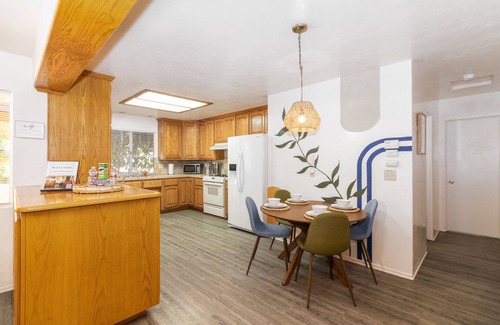 South Redlands House | 🧡9 min to University,Parking, 4BR/2BA, Sleeps 10, Boho Style🌼