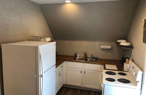 Wabash Apartment | 900 Sq Ft Downtown 1 Bedroom Apt, Close to Shopping, Honeywell, Eagles, Sleeps 5