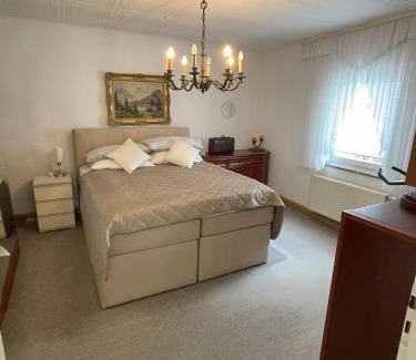 Riegelsberg Apartment | 90qm mit Garten und eigener Garage für 6 Personen, Moderne trifft Tradition - Apartment "Rosie"
