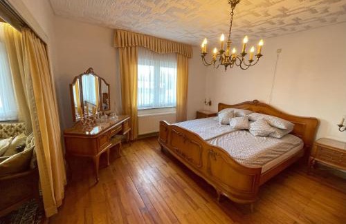 Riegelsberg Apartment | 90qm mit Garten und eigener Garage für 6 Personen, Moderne trifft Tradition - Apartment "Rosie"