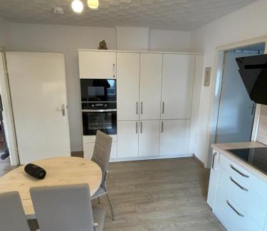 Riegelsberg Apartment | 90qm mit Garten und eigener Garage für 6 Personen, Moderne trifft Tradition - Apartment "Rosie"