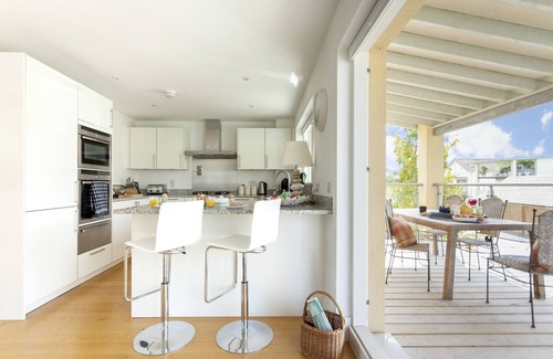 Somerford Keynes House | 94 Howells Mere, Lower Mill Estate/4 bed/3 bath/3 storey/lakeside/sleeps8 +1 spa