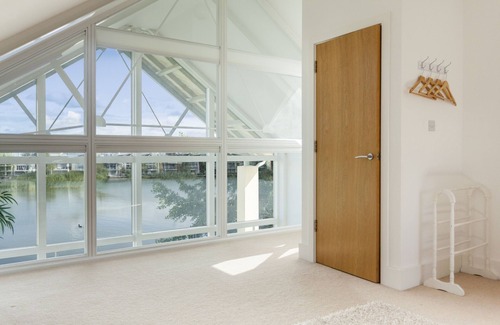 Somerford Keynes House | 94 Howells Mere, Lower Mill Estate/4 bed/3 bath/3 storey/lakeside/sleeps8 +1 spa