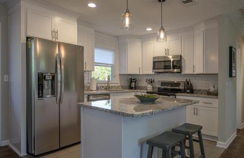 Addison Heights House | 941 Pine Manor