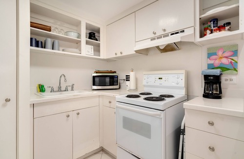 Honolulu Apartment | 9th Floor Studio with Full Kitchen and Lanai