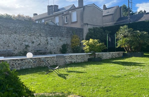 Laval House | A 1h15 de Paris, Grande Maison de Ville, Piscine Chauffée, Proximité Halage