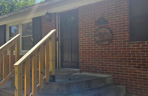 Georgetown House | A 2-bedroom house in Georgetown, close to downtown, fully fenced back yard.