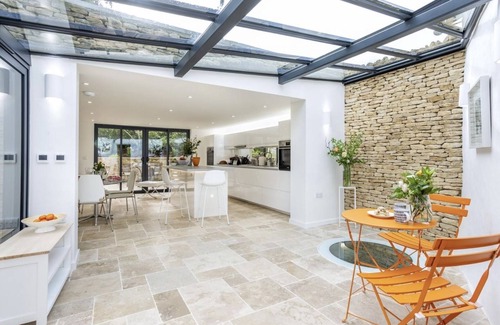 Southrop Cottage | A 5* Star Award winning Cotswold Cottage dating from 1670, with Eco credentials