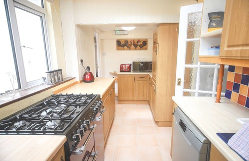 Teignmouth House | A 6 bedroom property, 2 minute walk to the sea front, beach and restaurants.