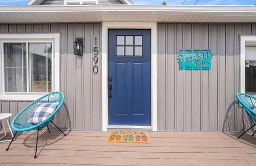 Bluffton House | A backyard oasis a block from the beach! Hot Tub, Tiki Bar, Ping Pong!