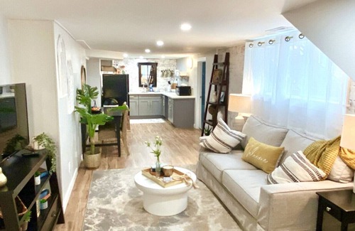 Albany House | A beautifully renovated spacious 2 bedroom apartment with King Beds