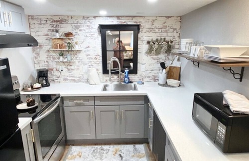 Albany House | A beautifully renovated spacious 2 bedroom apartment with King Beds