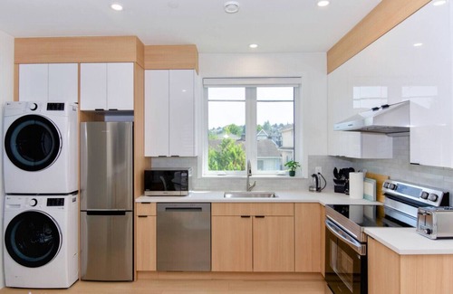 Arbutus Ridge House | A/C Brand New Entire Guest House