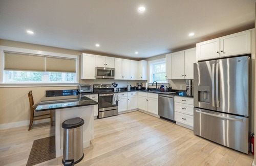 Bethel Cabin | A/C, Deck w/Seating, Grill, Hot Tub, Large Yard