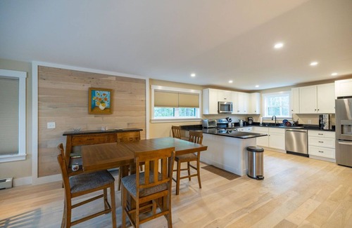 Bethel Cabin | A/C, Deck w/Seating, Grill, Hot Tub, Large Yard