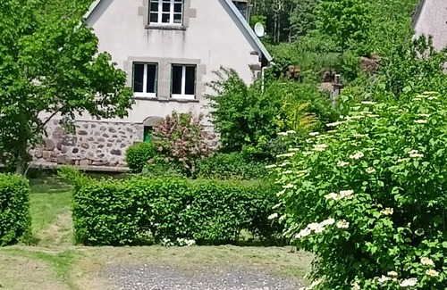 Saint-Projet-de-Salers Cottage | A Calm & Rural Retreat