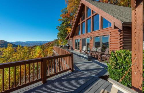 Old Fort House | A Celestial Chalet Pets, Hot Tub & Mountain View