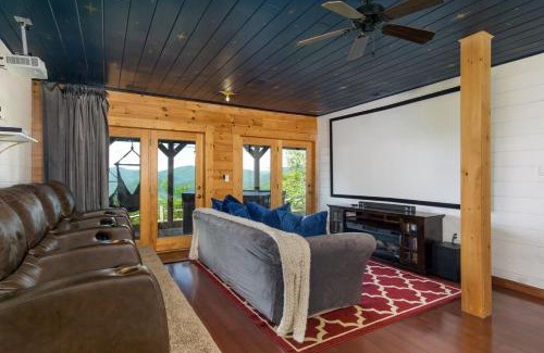 Old Fort House | A Celestial Chalet Pets, Hot Tub & Mountain View