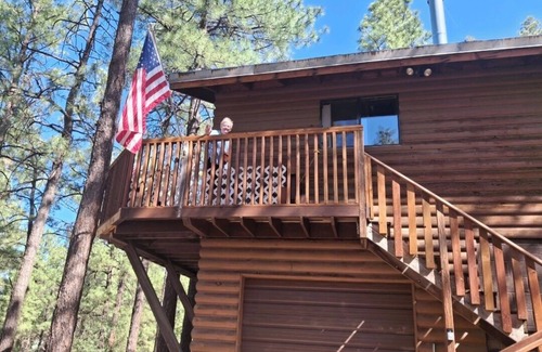 Show Low Cabin | A centrally located secluded mountainside log cabin w/panoramic valley views.