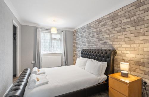 Little Hay Apartment | A Charming 3 Bed home next to NEC and Birmingham International Airport