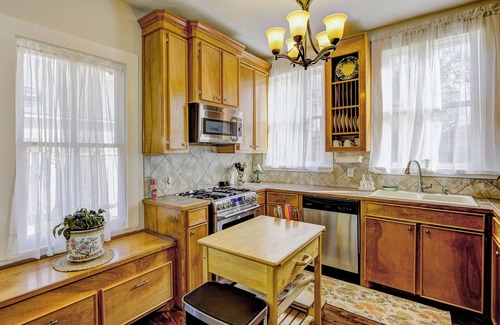 Vicksburg Cottage | A charming cottage nestled in the historic Fostoria Neighborhood.