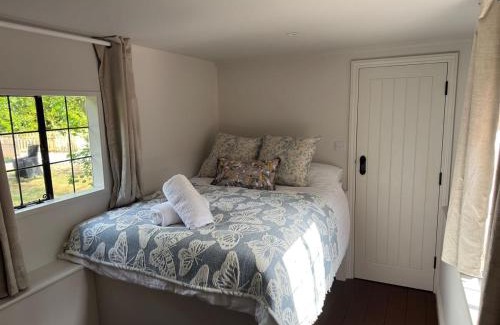 Cobham Villa | A charming cottage nestled in a peaceful woodland
