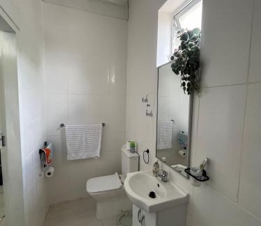 Greater Johannesburg Metropolitan Area Apartment | A Cheerful Furnished Bedroom Retreat