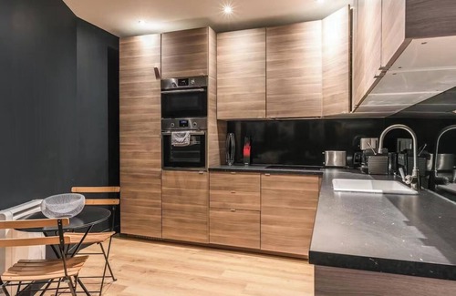 Enfants-Rouges Apartment | A CLASSIC FRENCH CHARM PERFECTLY OVERLOOKING THE ICONIC PLACE DE LA RÉPUBLIQUE.