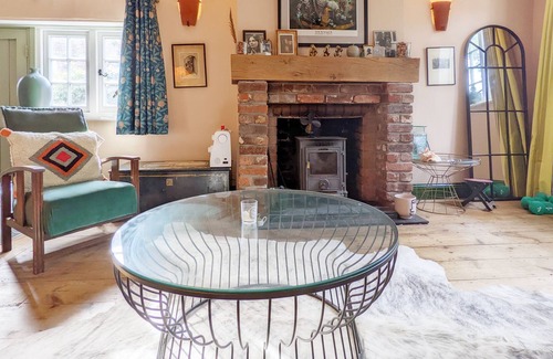 West Lavington Cottage | A cottage that sleeps 4 guests in 2 bedrooms