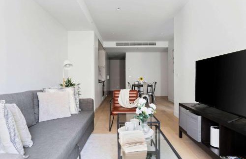 South Yarra Apartment | A Cozy 2BR Apt Right on Buzzing Chapel Street
