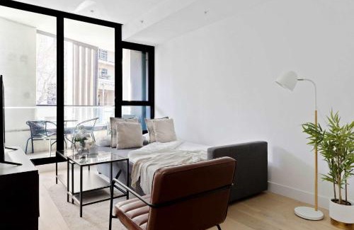 South Yarra Apartment | A Cozy 2BR Apt Right on Buzzing Chapel Street