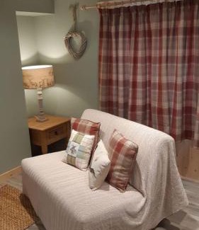 Perth House | A Cozy Bothy Retreat with Hot Tub