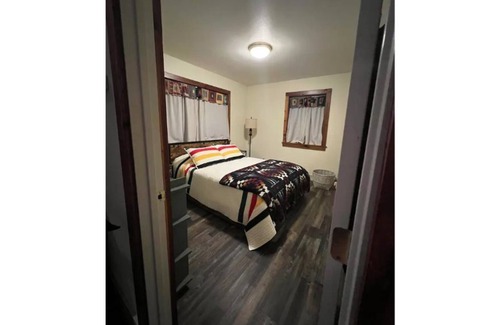 McKenzie Bridge Cabin | A cozy, comfortable cabin next to Mckenzie River