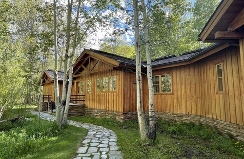 Sun Valley Apartment | A Cozy Cottage With A King size Bed + A Fire Place