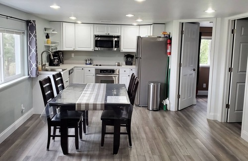 Helena House | A cozy getaway with lakefront access.