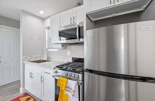 Park Mesa Heights House | A cozy, newly built, urban retreat in the heart of Los Angeles!