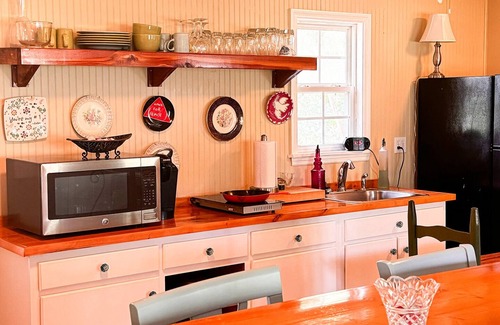 Metter Cottage | A cozy, scenic country cottage in Metter, and near GSU and Savannah.