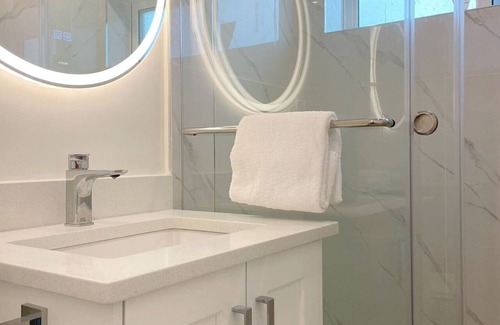 Arbutus Ridge House | A cozy second-floor room for staying (W)