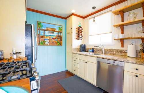 West Newport House | A Cut Above, Walk to it ALL, CLEAN, AC, Grill, WIFI
