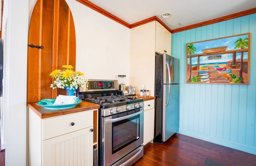 West Newport House | A Cut Above, Walk to it ALL, CLEAN, AC, Grill, WIFI