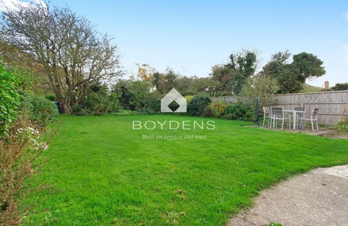 Frinton-on-Sea House | A delightful bungalow ideally located in a quiet tree-lined avenue and close to the seafront