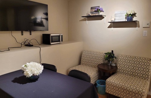 Longueuil House | A double-bed bedroom for rent