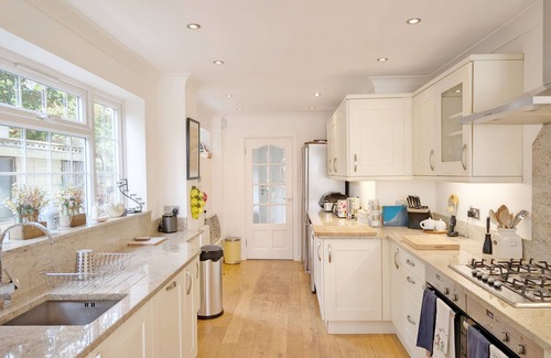 Bognor Regis Cottage | A family house that sleeps 12 guests in 6 bedrooms