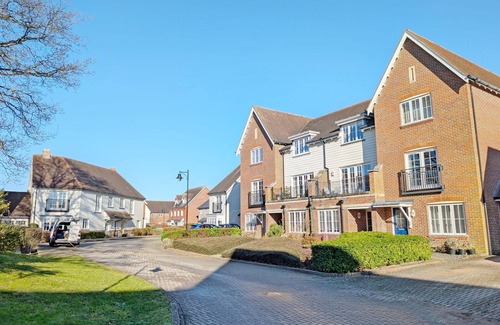 Westhampnett Cottage | A family house that sleeps 6 guests in 3 bedrooms