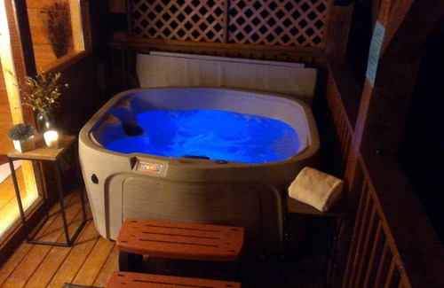 Gatlinburg - Pigeon Forge Cabin | A few FALL openings! MAJESTIC MTN views! 2BR2BA 12 min to PWY Hot Tub GAME ROOM!