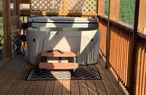 Gatlinburg - Pigeon Forge Cabin | A few FALL openings! MAJESTIC MTN views! 2BR2BA 12 min to PWY Hot Tub GAME ROOM!